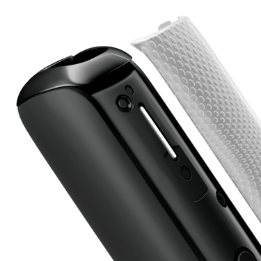 Krupni plan  Jet Black Augmented Pattern prednje maske za Ploom AURA uređaj, odvojene od uređaja
