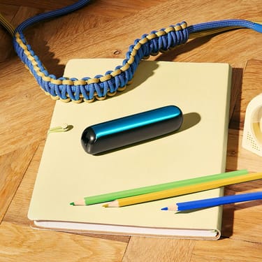 Uređaj sa Ploom AURA Ocean Blue prednjom maskom na stolu
