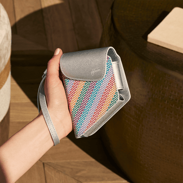 Ruka koja drži Ploom AURA Multicolored Patterned Canvas Duo futrolu