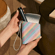 Ruka vadi Ploom AURA uređaj iz Ploom Multicolored Patterned Canvas Duo futrole