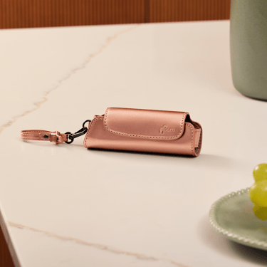 Ploom AURA Rose Gold Solo futrola na stolu
