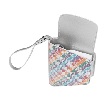 Bočni prikaz Multicolored Patterned Canvas Duo futrole sa Ploom AURA uređajem i patronama (nisu uključene)
