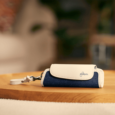 Ploom AURA Denim Leather Fusion Solo futrola na stolu